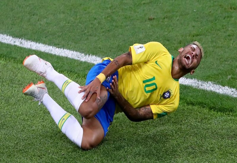 Neymar ăn vạ là những lần Neymar ngã xuống lăn lộn trông rất đau đớn khi bị chạm hoặc va chạm nhẹ với đối thủ Neymar ăn vạ là những lần Neymar ngã xuống lăn lộn trông rất đau đớn khi bị chạm hoặc va chạm nhẹ với đối thủ