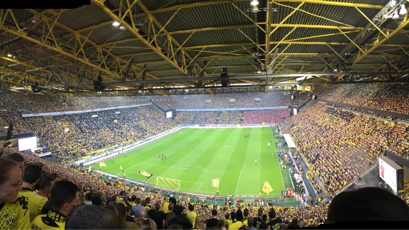 Sân vận động Signal Iduna Park là sân nhà của Dortmund Sân vận động Signal Iduna Park là sân nhà của Dortmund